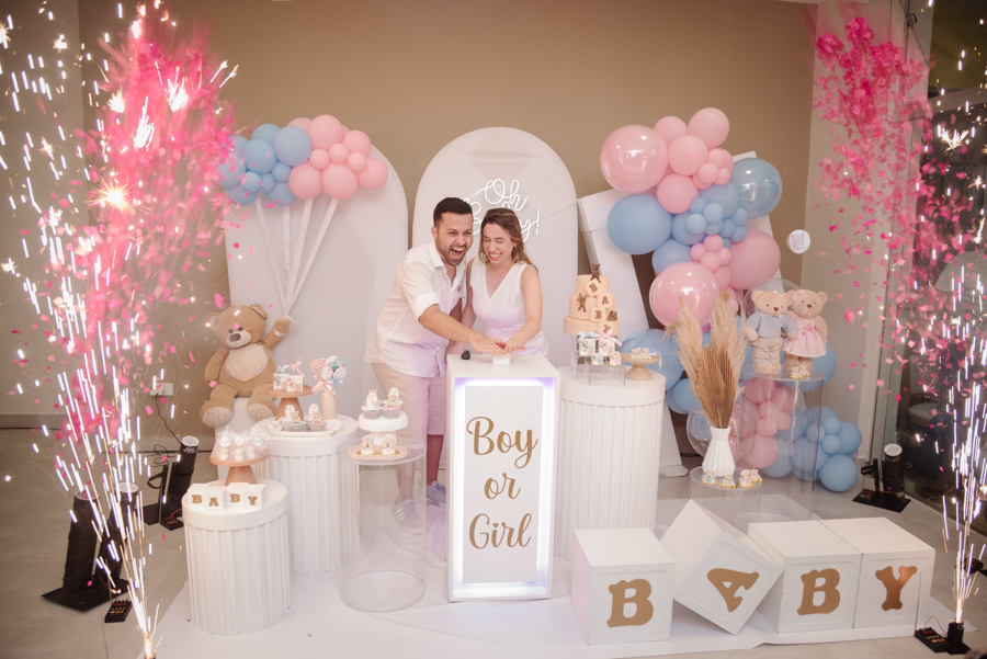 Uma explosão de alegria e papéis rosa toma conta do cenário no momento exato da revelação. Diego e Tamires vibram de emoção ao descobrirem que a vida deles acaba de se tingir de rosa, cercados por uma decoração impecável e o brilho dos fogos indoor.