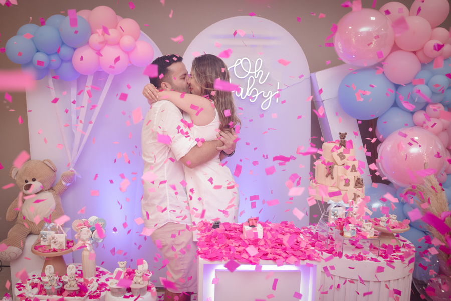 Diego e Tamires se beijam apaixonadamente em meio a uma vibrante chuva de papéis rosa. O momento marca a revelação de que a vida da nova família se tingiu de rosa, celebrando o destino deste novo capítulo com muita emoção e alegria contagiante.