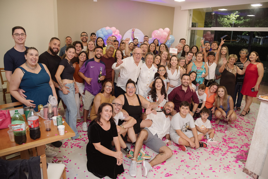 Uma grande celebração reúne Diego, Tamires e todos os seus convidados em uma foto em grupo repleta de sorrisos. O chão coberto de papéis rosa confirma que a vida da nova família se tingiu de rosa, encerrando este capítulo inesquecível com muita união.
