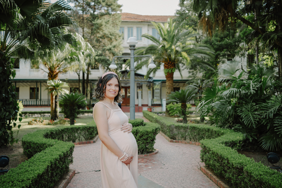 A doce espera por Beatriz. Um retrato que transmite a serenidade e a força da maternidade. O Parque Vicentina Aranha oferece o cenário perfeito para um ensaio gestante em São José dos Campos cheio de luz e natureza.