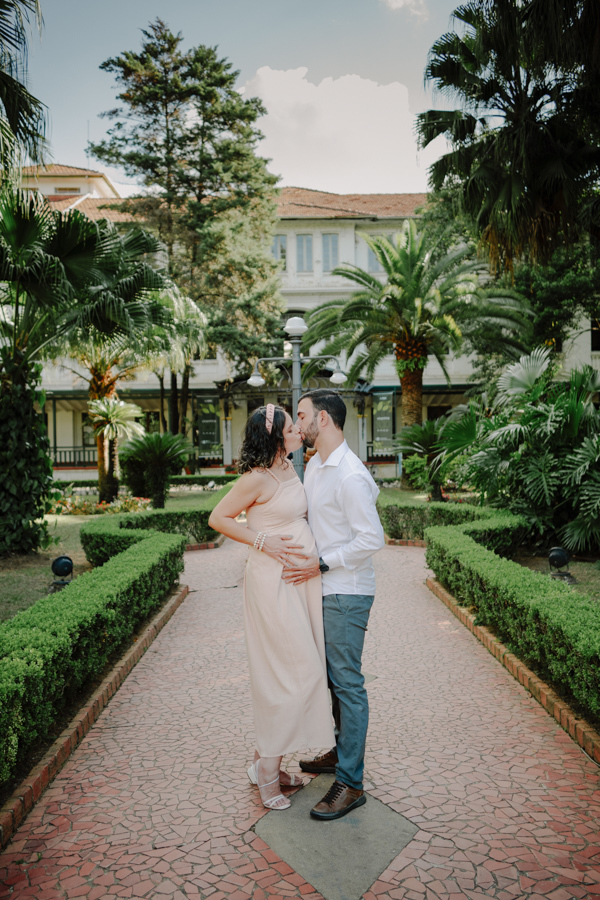 A cumplicidade de Débora e Vítor neste momento mágico. Como fotógrafo de família em SJC, meu maior privilégio é registrar o amor que constrói um lar. A base para a chegada da nova princesa.