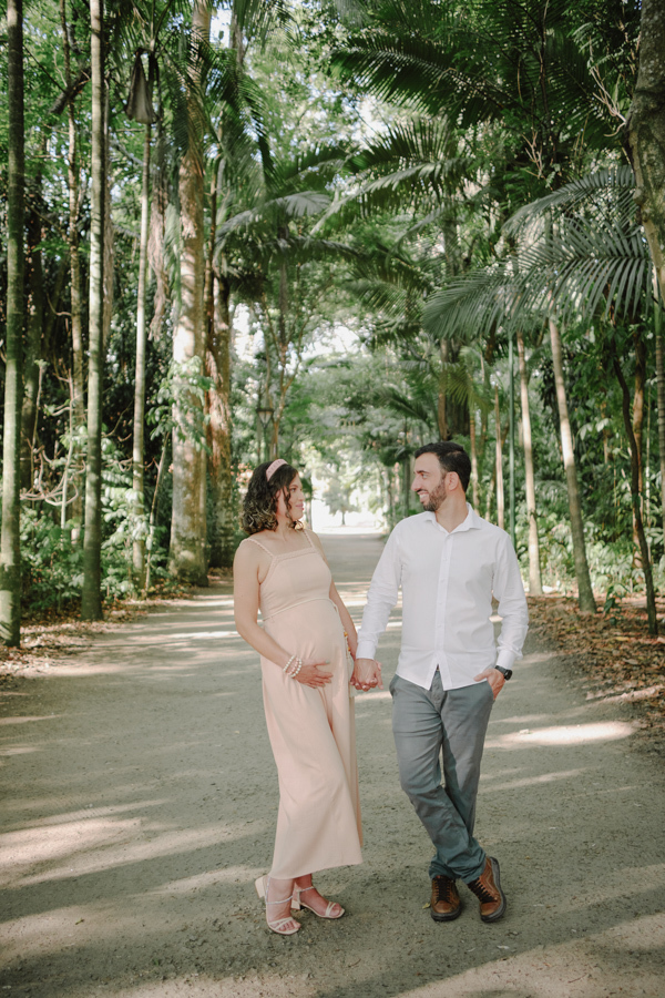 Caminhando juntos para um novo capítulo. A espontaneidade de um ensaio gestante revela a verdadeira conexão do casal. Um registro que captura o carinho e a expectativa para o futuro.