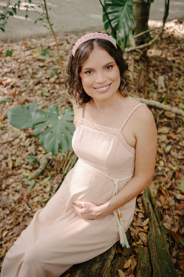 O amor que já cresce e transforma. A fotografia de detalhes em um ensaio gestante registra o carinho e a conexão da mãe com o bebê que está a caminho. Um clique cheio de significado.