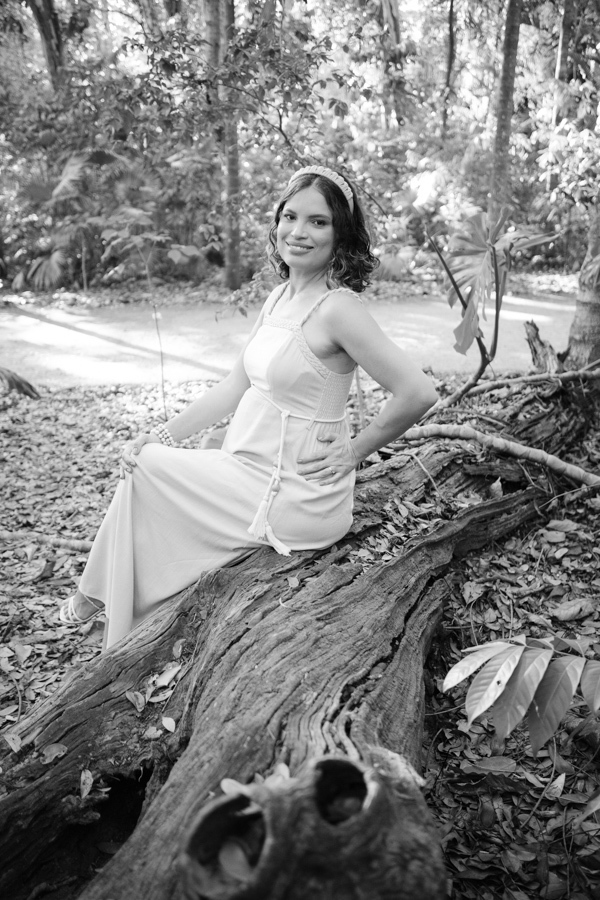 A força e a beleza da mulher gestante em um registro atemporal. O preto e branco realça a emoção e a serenidade deste momento único. Uma imagem poderosa deste ensaio gestante em SJC.