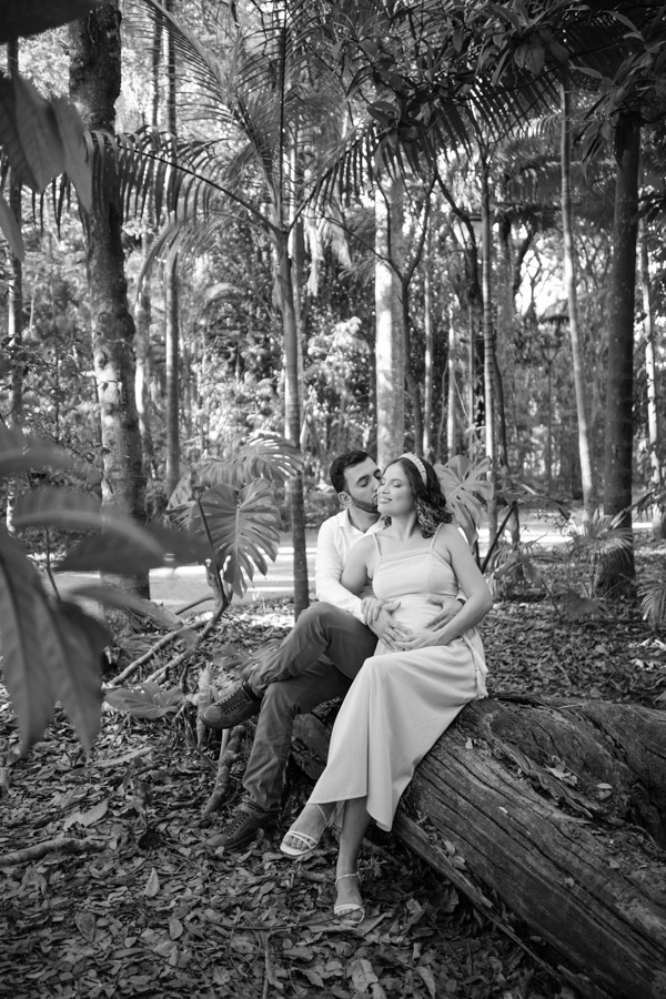 Um momento de paz e conexão em meio à natureza exuberante do Parque Vicentina Aranha. A fotografia em preto e branco para eternizar a cumplicidade de Débora e Vítor.