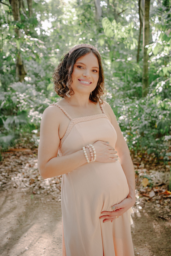 A futura mamãe em sua plenitude. Um retrato clássico que toda gestante sonha em ter, registrando as curvas e a beleza desta fase. Um clique essencial na fotografia de gestante.