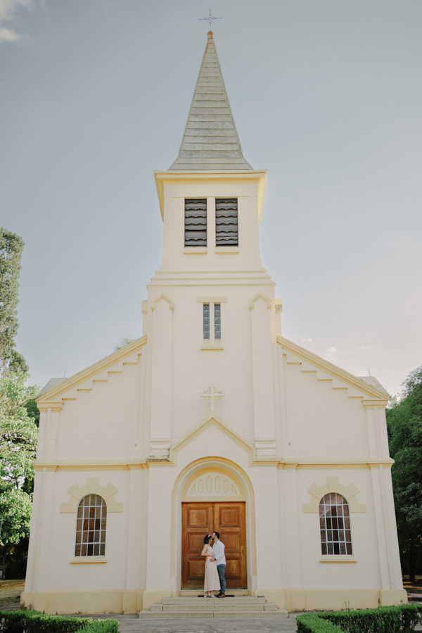A icônica capela do parque como testemunha desta história de amor. Utilizar os marcos de São José dos Campos nos ensaios cria memórias ainda mais especiais e contextualizadas.