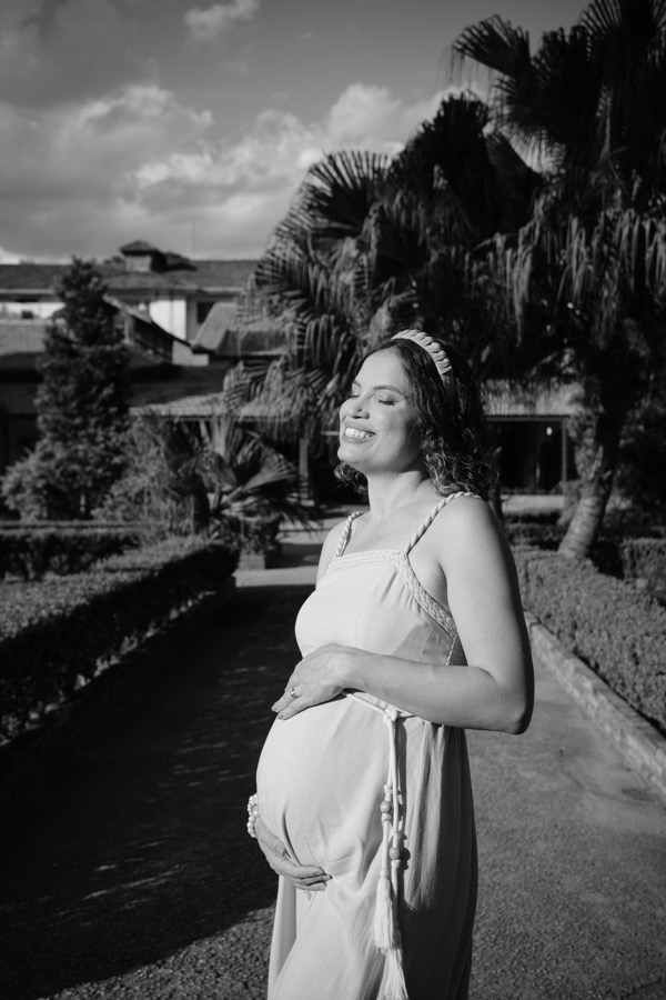 A luz que ilumina a gestação. Um retrato que foca na expressão serena e feliz da Débora. A fotografia em preto e branco tem o poder de revelar a alma e a emoção.