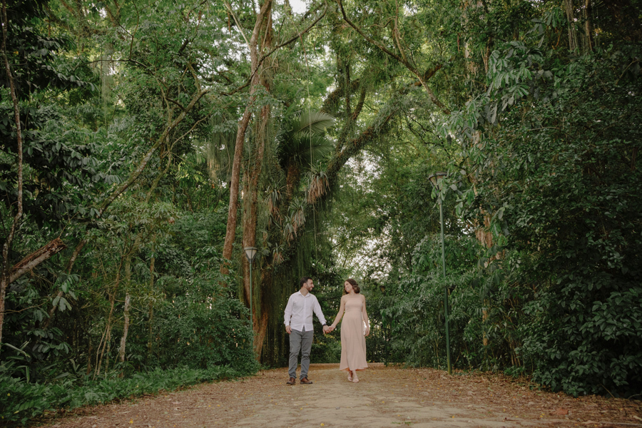 O caminho para uma nova vida a três. A imensidão do Parque Vicentina Aranha serve como metáfora para o futuro lindo que espera por esta família. Um ensaio gestante que é pura poesia.