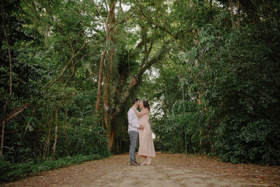 Cada passo, uma nova memória. Como fotógrafo de família em São José dos Campos, meu objetivo é transformar um passeio no parque em um registro eterno de amor e expectativa.
