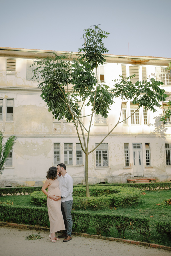 Finalizando o ensaio com a arquitetura clássica do Vicentina Aranha. Uma imagem que une a história do local com a história pessoal do casal, criando uma fotografia rica e significativa.