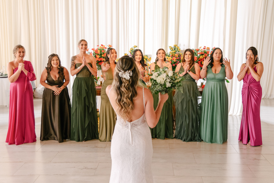 First look da noiva Aline com suas madrinhas na Chácara Mariah, em Jacareí. Fotografia de casamento capturando a reação de surpresa e alegria das madrinhas ao verem a noiva. Registro profissional por fotógrafo de casamento em Jacareí.