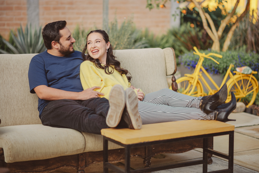 Ensaio pré-wedding de André e Nathália em Campos do Jordão. Momento lifestyle e espontâneo do casal relaxando em um cenário charmoso na Serra da Mantiqueira. Fotógrafo de casamento especializado em capturar sorrisos reais e conexões autênticas.