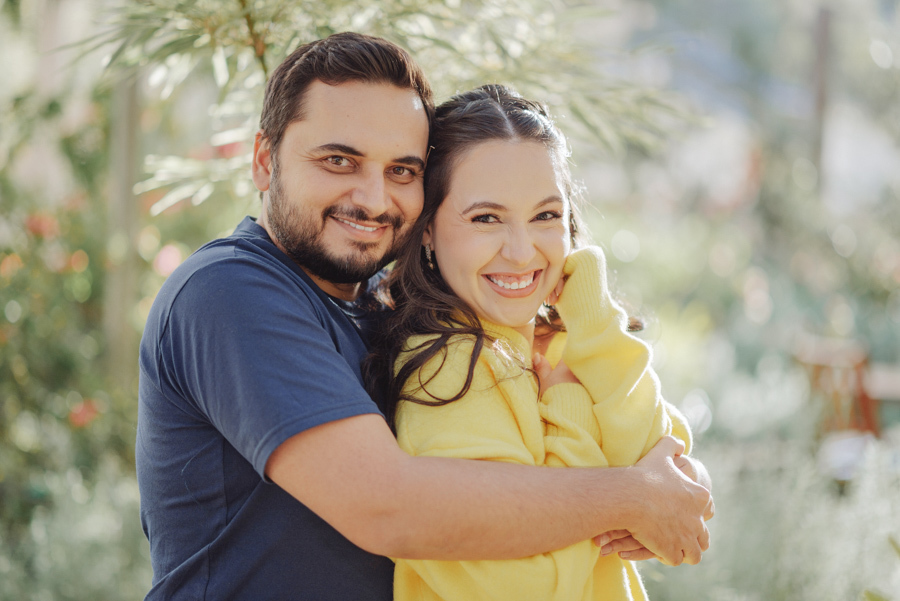 Aconchego e cumplicidade: André e Nathália em ensaio pré-wedding em Campos do Jordão. Fotógrafo de casamento no interior de SP registrando a leveza e o carinho do casal em estilo lifestyle. Perfeito para casais que amam o clima da montanha.