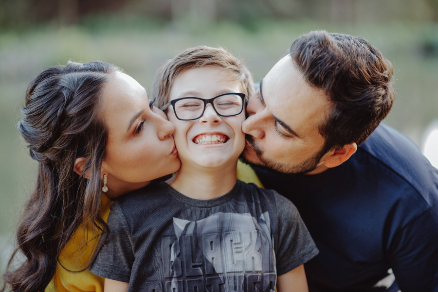 Retrato clássico de casal em ensaio pré-wedding em SJC. Tainara e Juliano em harmonia com a natureza e reflexo no lago. Fotógrafo de casamento no Vale do Paraíba para casais que buscam um registro autêntico.