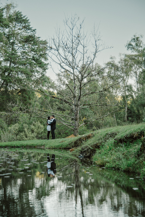 Beijo de Tainara e Juliano no Hioki Sushi em SJC. Ensaio pré-wedding urbano e lifestyle em São José dos Campos. Fotógrafo de casamento no Vale do Paraíba registrando momentos reais em locais afetivos e modernos.