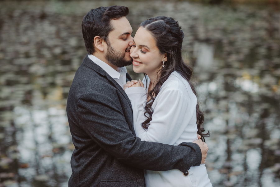 André e Nathália em momento de carinho à beira do lago. Pré-wedding lifestyle em Campos do Jordão com foco na conexão e no sentimento do casal. Fotografia de casamento na Serra da Mantiqueira que valoriza a emoção e a natureza.