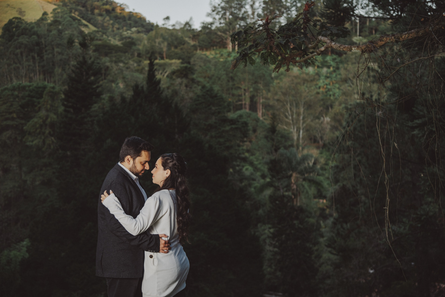 André e Nathália em um abraço apaixonado com a imensidão da Serra da Mantiqueira ao fundo. Ensaio pré-wedding lifestyle em Campos do Jordão capturando a conexão e o silêncio da montanha. Fotógrafo de casamento em SP para casais que buscam fotos autênticas