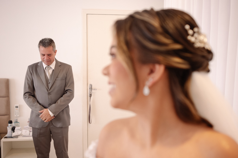 Pai da noiva emocionado ao vê-la pronta para o casamento em Jacareí. Fotografia profissional na Chácara Mariah capturando o 