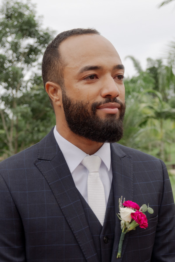 Close do noivo Matheus emocionado ao ver a noiva Claudia entrar na cerimônia em Jacareí. Lágrimas de alegria capturadas em detalhe, registrando a sensibilidade e o amor no altar do Boulevard pelo fotógrafo Gilson Dias.