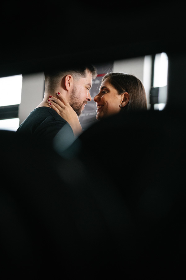 Close romântico de Matthaus e Rebeca trocando olhares íntimos em recorte artístico. Foto de ensaio pré-wedding por fotógrafo profissional em Jacareí na Academia Aroeira, usando luz e sombra para destacar a conexão profunda e o amor do casal.