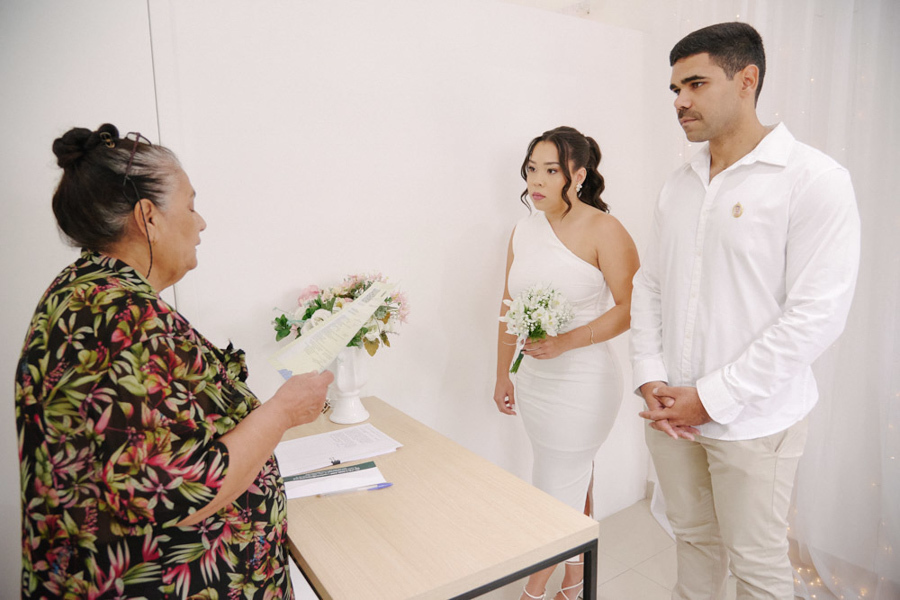 Retrato da noiva Gabrielle em seu casamento civil em SJC, destacando seu olhar sereno, vestido branco de um ombro só e buquê de flores. Fotografia de casamento civil em São José dos Campos que captura a essência e a delicadeza do momento.