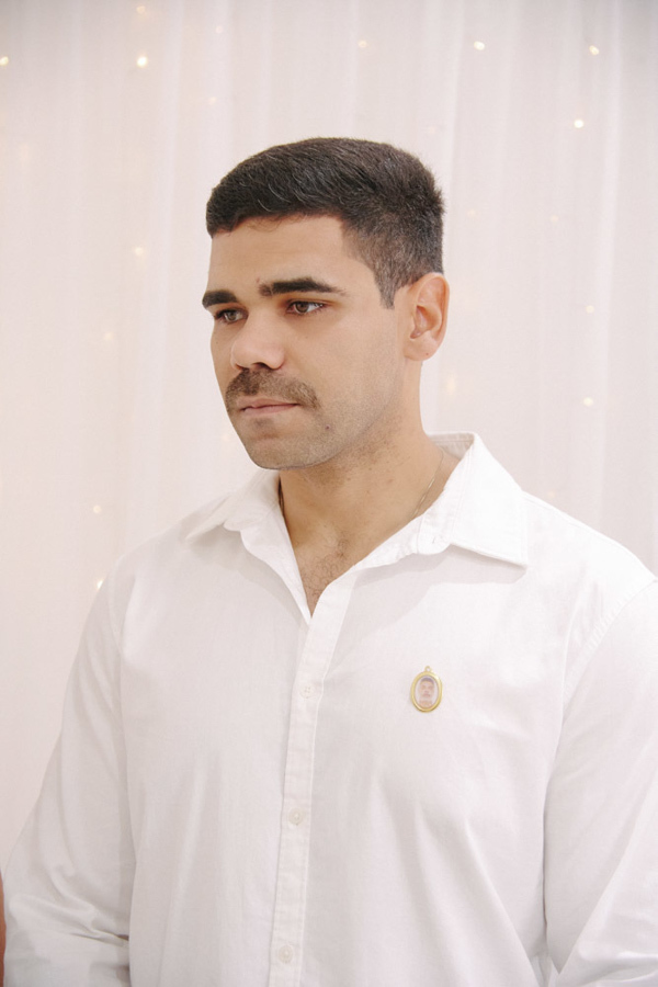 Fotografia de casamento civil em SJC: Gabrielle e Luiz Carlos diante da celebrante durante a leitura dos termos. Noiva segura buquê branco e noivo veste camisa social clara, capturando a solenidade e o amor em São José dos Campos.