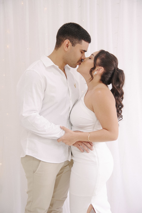 Fotografia de casamento civil em SJC: Beijo apaixonado de Gabrielle e Luiz Carlos após o 'sim'. O registro captura a celebração do amor e a alegria da união oficial em São José dos Campos, refletindo a essência do casal em um momento inesquecível.