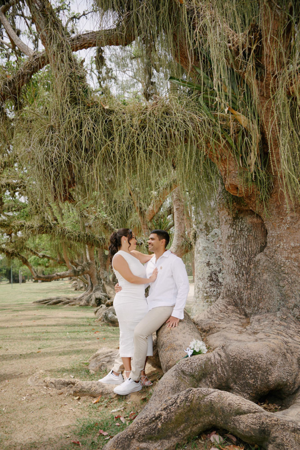 Ensaio pós-civil em São José dos Campos: Gabrielle e Luiz Carlos em momento romântico sob uma árvore centenária no Parque da Cidade. A fotografia destaca a conexão do casal e a natureza de SJC, eternizando o amor em um cenário icônico da região.