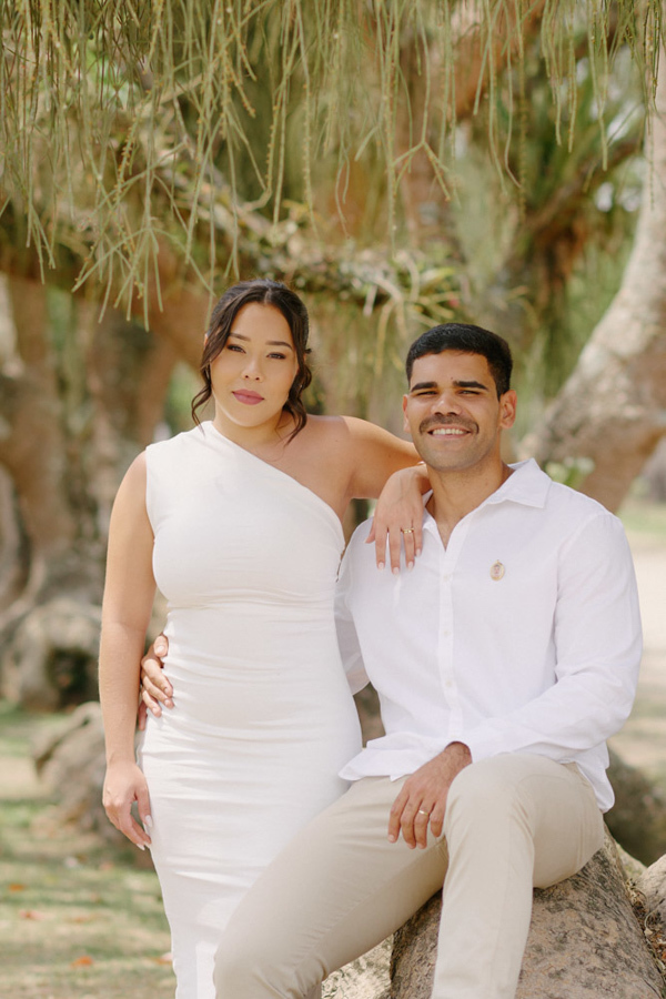 Fotografia de casamento em SJC: Gabrielle e Luiz Carlos posam sorridentes no Parque da Cidade. A imagem destaca a cumplicidade do casal após o civil, emoldurada pela natureza de São José dos Campos em um ensaio leve e cheio de significado.