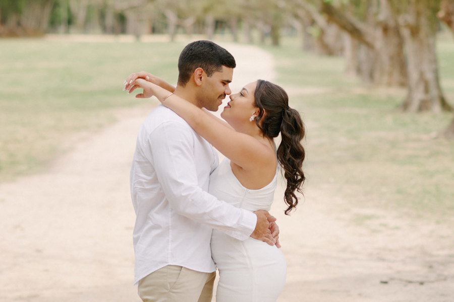 Fotografia de casamento em SJC: Gabrielle e Luiz Carlos em momento de carinho no Parque da Cidade. O ensaio pós-civil em São José dos Campos destaca a naturalidade e a conexão do casal em um cenário verde e romântico, celebrando a união oficial.