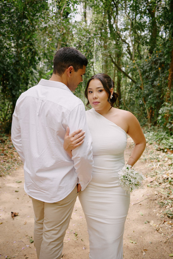 Fotografia de casamento em SJC: Close da noiva Gabrielle no Parque da Cidade. O registro destaca sua beleza e o buquê branco em meio à natureza, refletindo a leveza do ensaio pós-civil em São José dos Campos.