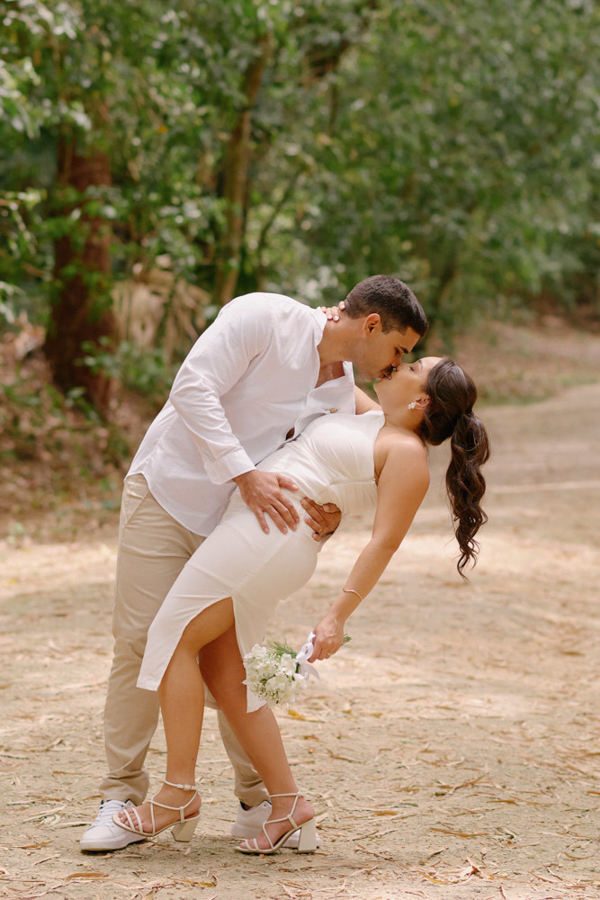 Fotografia de casamento em SJC: Luiz Carlos inclina Gabrielle em um beijo apaixonado no Parque da Cidade. O registro final do ensaio pós-civil em São José dos Campos celebra o amor com movimento, leveza e o cenário natural da região.