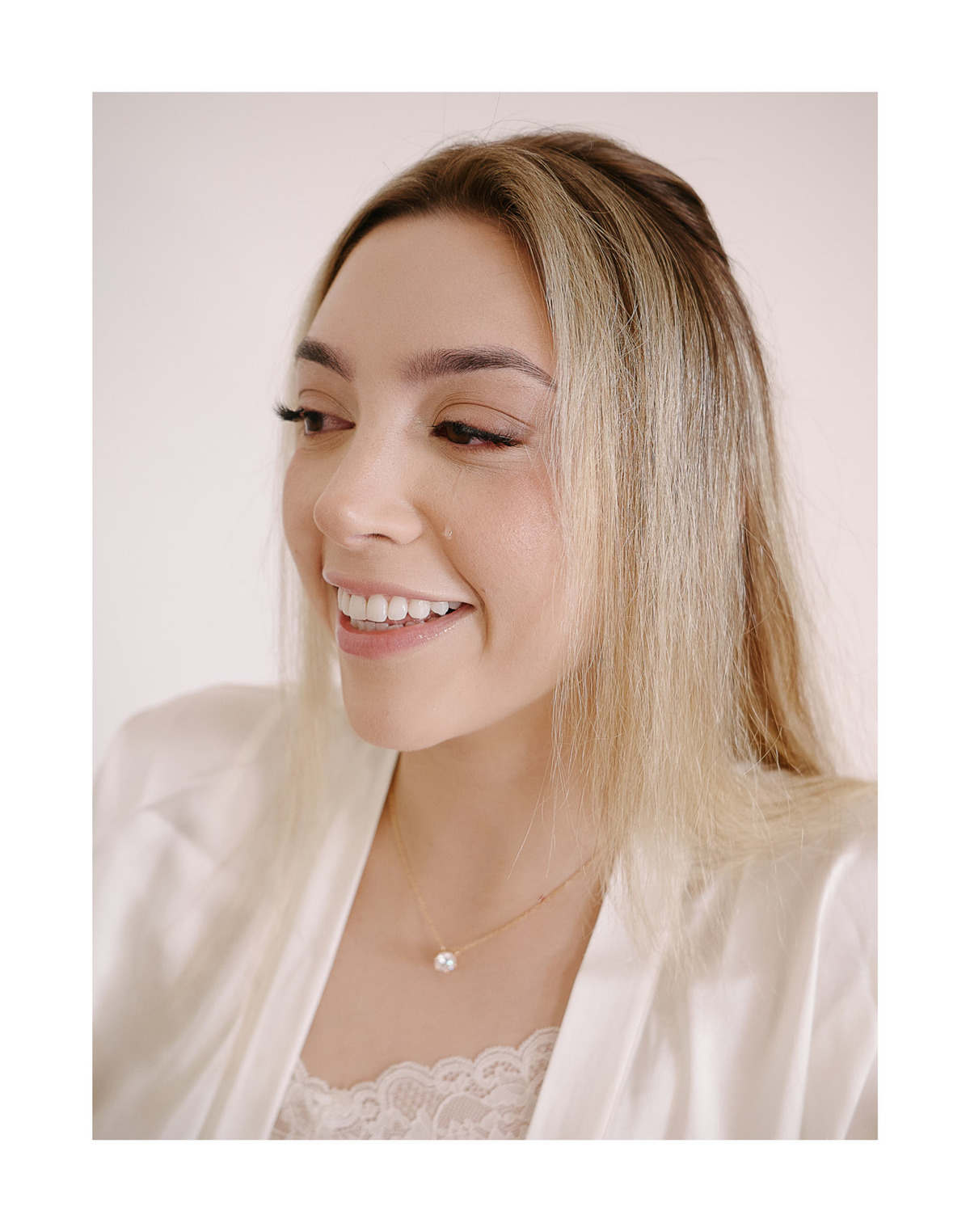 Preparação da Noiva em SJC: Ansiedade e felicidade. O sorriso espontâneo antes do 