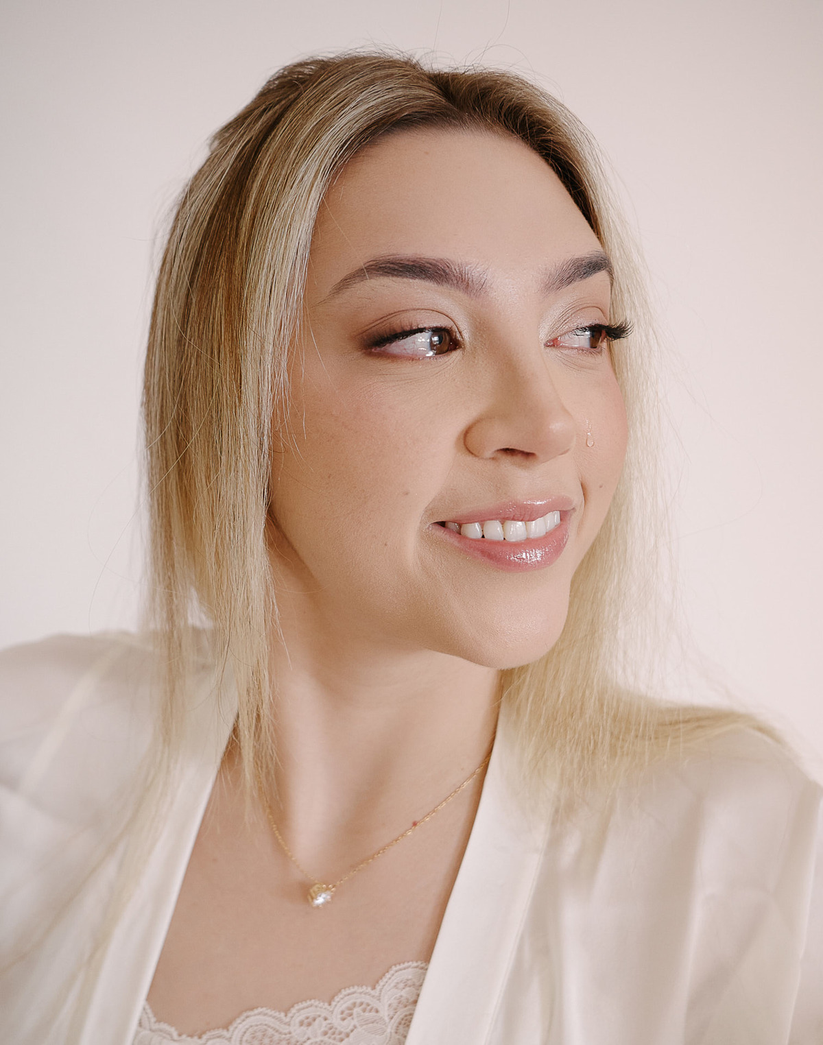 Rosto de Noiva em SJC. Beleza e serenidade. A luz suave do dia e a beleza natural da noiva. Fotógrafo em São José dos Campos especializado em capturar a essência da noiva durante o making of.