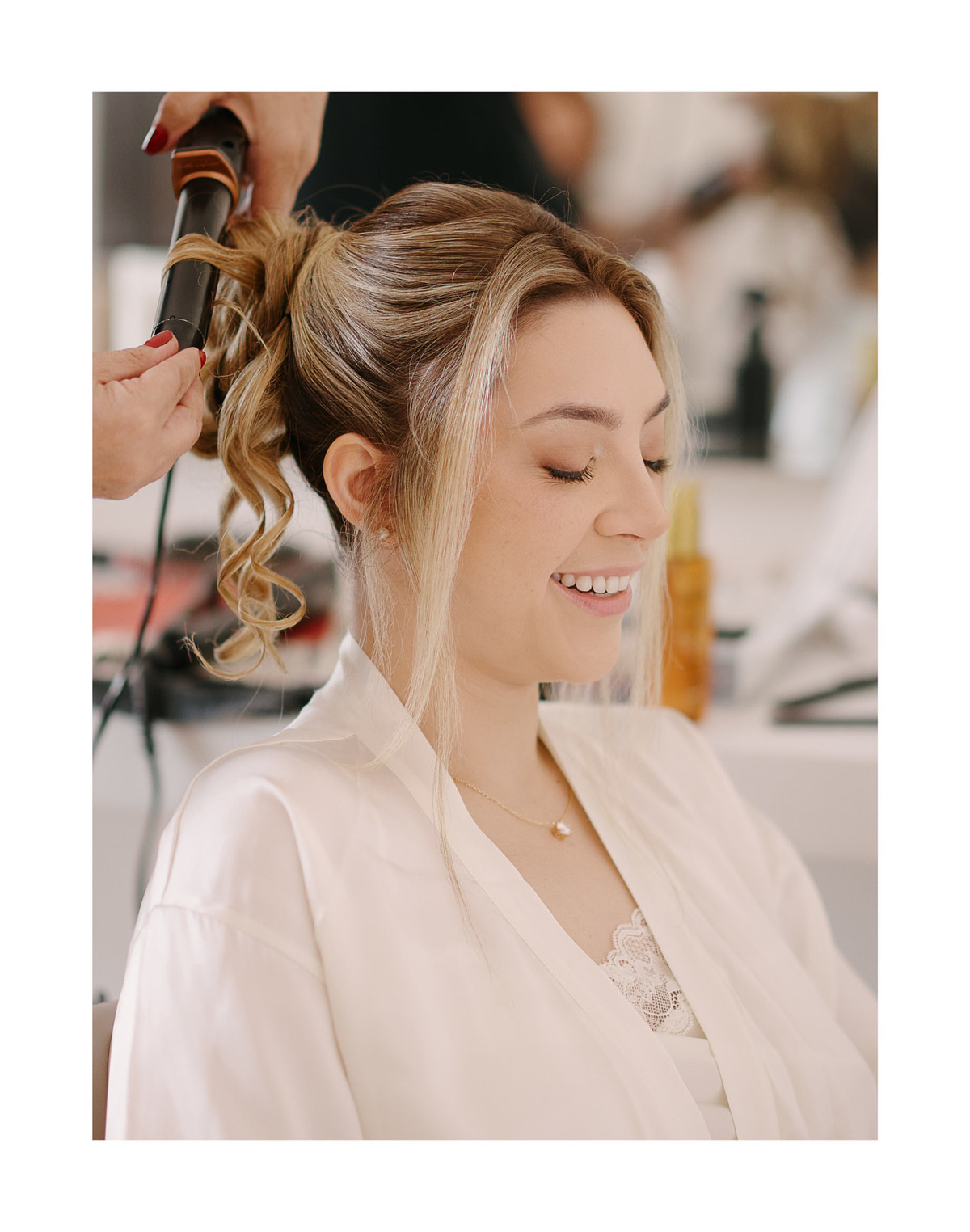 Penteado da Noiva em São José dos Campos. Os preparativos finais e a concentração. O toque final que revela a noiva. Nosso olhar de fotógrafo de casamento em SJC está atento a cada momento.