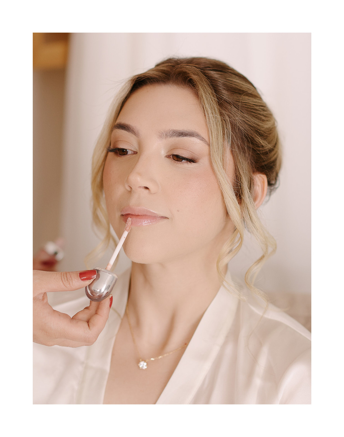 Retoque da Maquiagem em São José dos Campos. A finalização da beleza. Registros leves e espontâneos da noiva no making of. O seu fotógrafo de casamento em SJC para fotos autênticas.