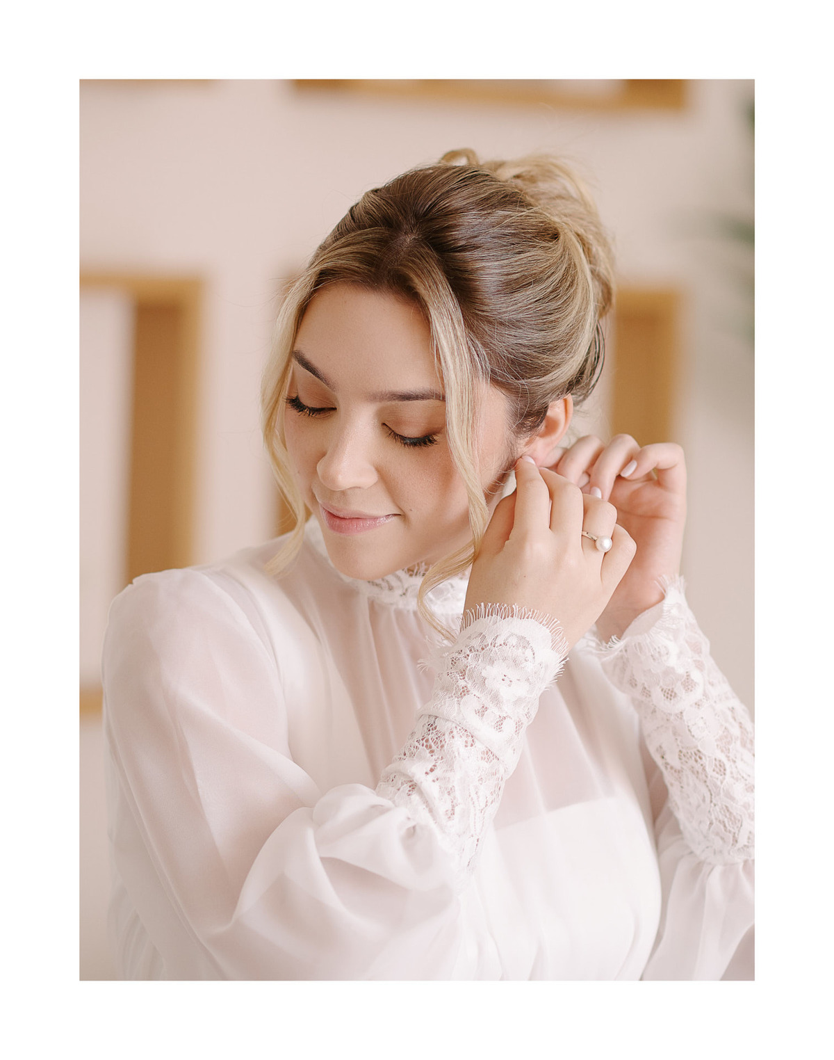 Close na Noiva: Serenidade em SJC. O retrato da calma antes do altar. Fotografia de casamento em São José dos Campos que captura a pureza do momento. A espera do 