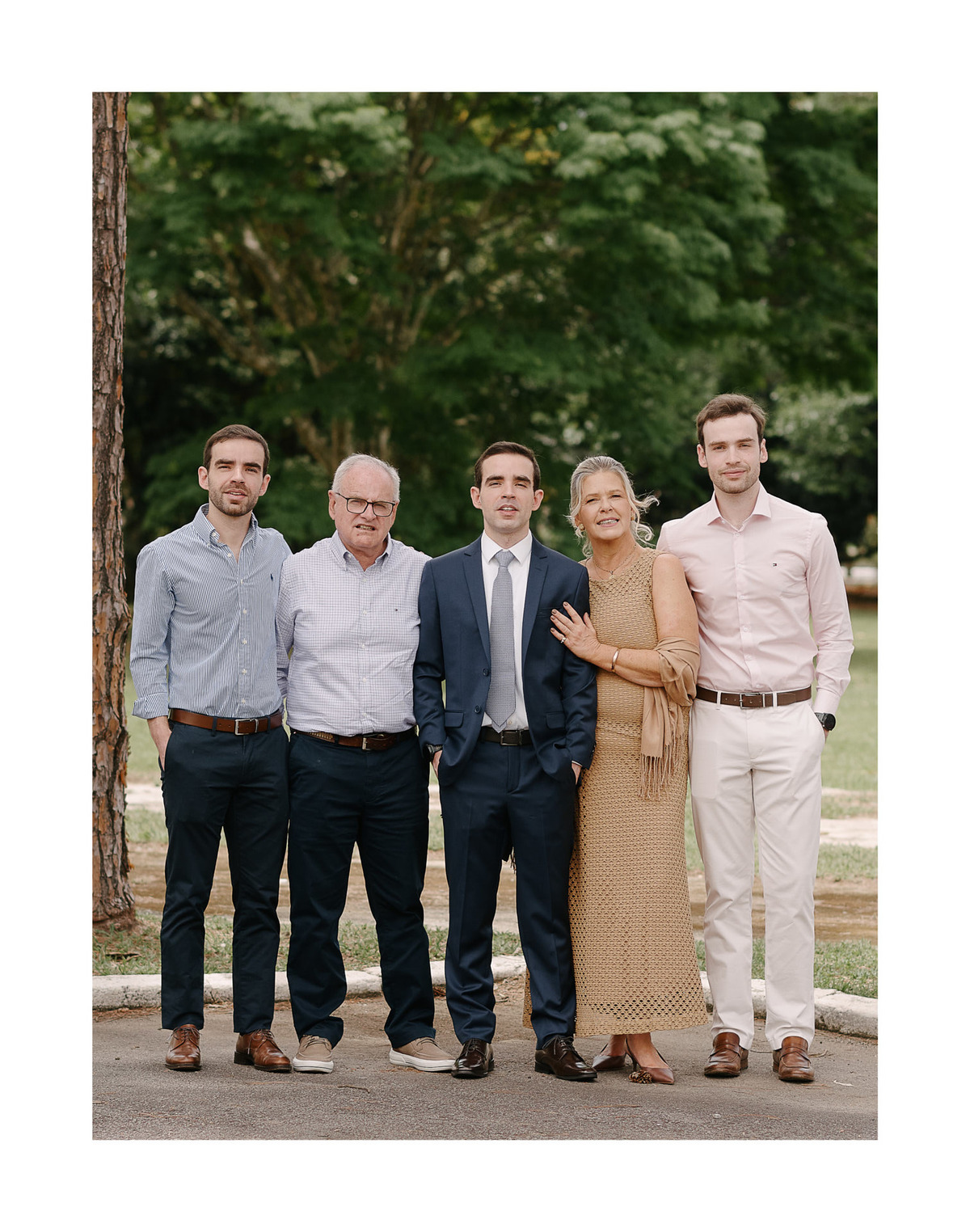 Retrato com Padrinhos em SJC: Amigos e alegria. Momento especial com as pessoas que amamos. Fotógrafo de casamento em São José dos Campos que eterniza os laços familiares e de amizade.