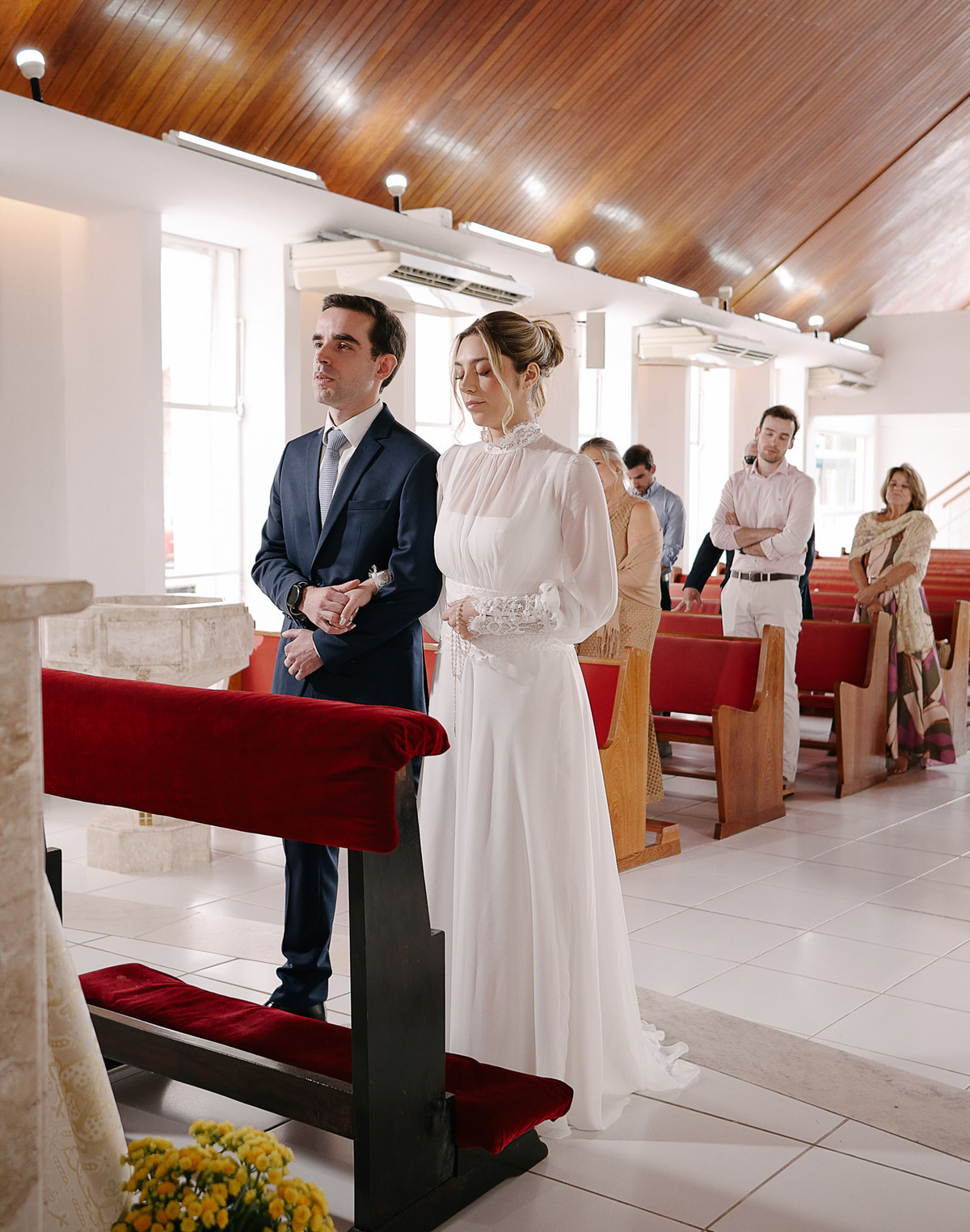 O Noivo à Espera em SJC. A ansiedade e a expectativa do noivo antes da entrada da noiva. Fotografia de casamento em São José dos Campos: registrando a emoção verdadeira.