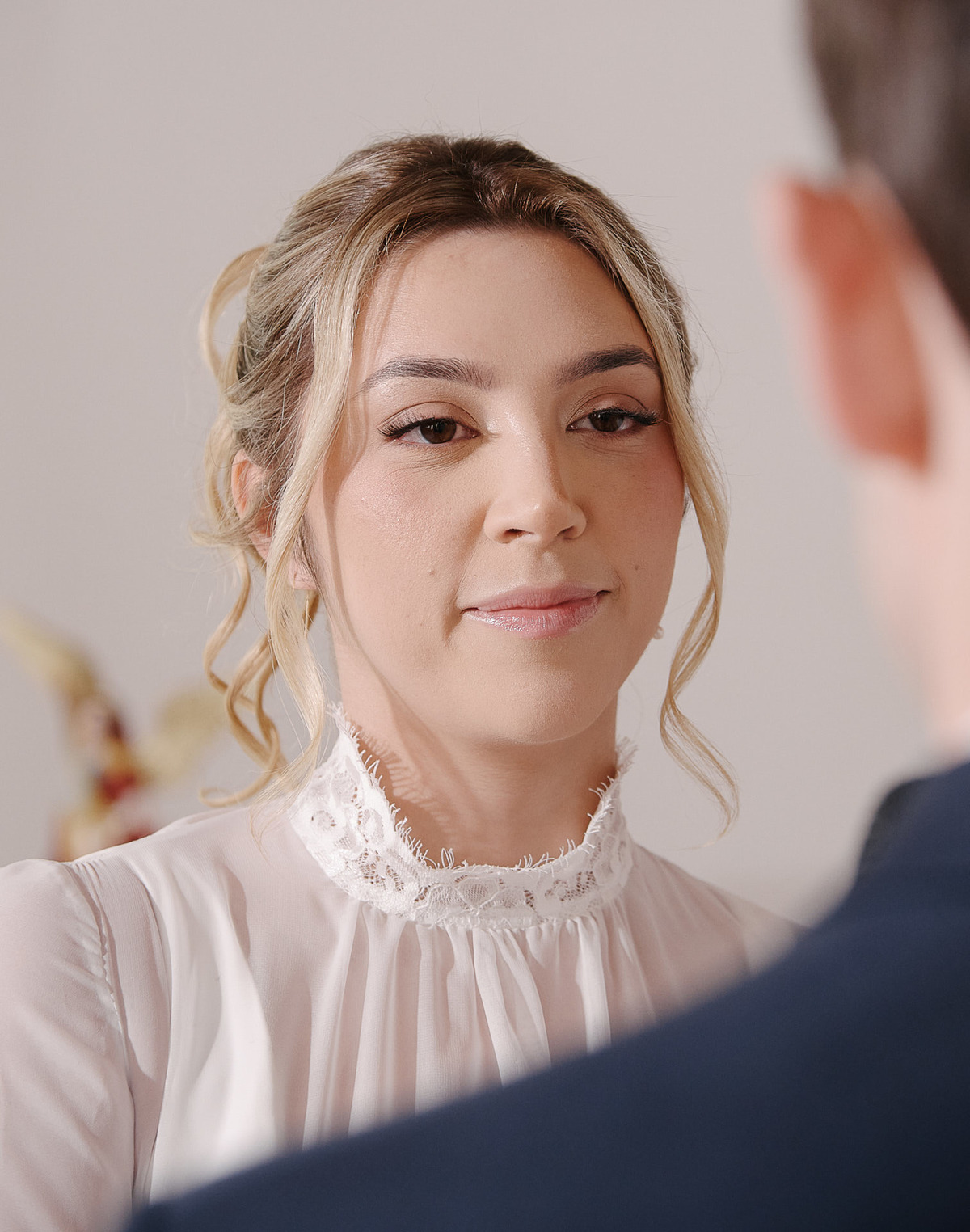 A Emoção da Noiva na Cerimônia em SJC. O olhar que diz tudo. Fotógrafo de casamento em São José dos Campos que captura a pureza e a beleza do momento.