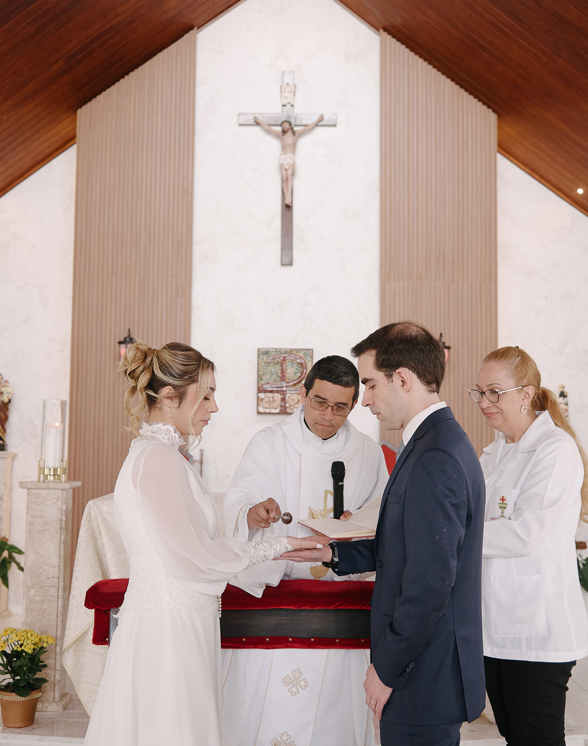 Felicidade Pós-Cerimônia em SJC. Os primeiros abraços e cumprimentos como casados. Fotografia espontânea de casamento em São José dos Campos.