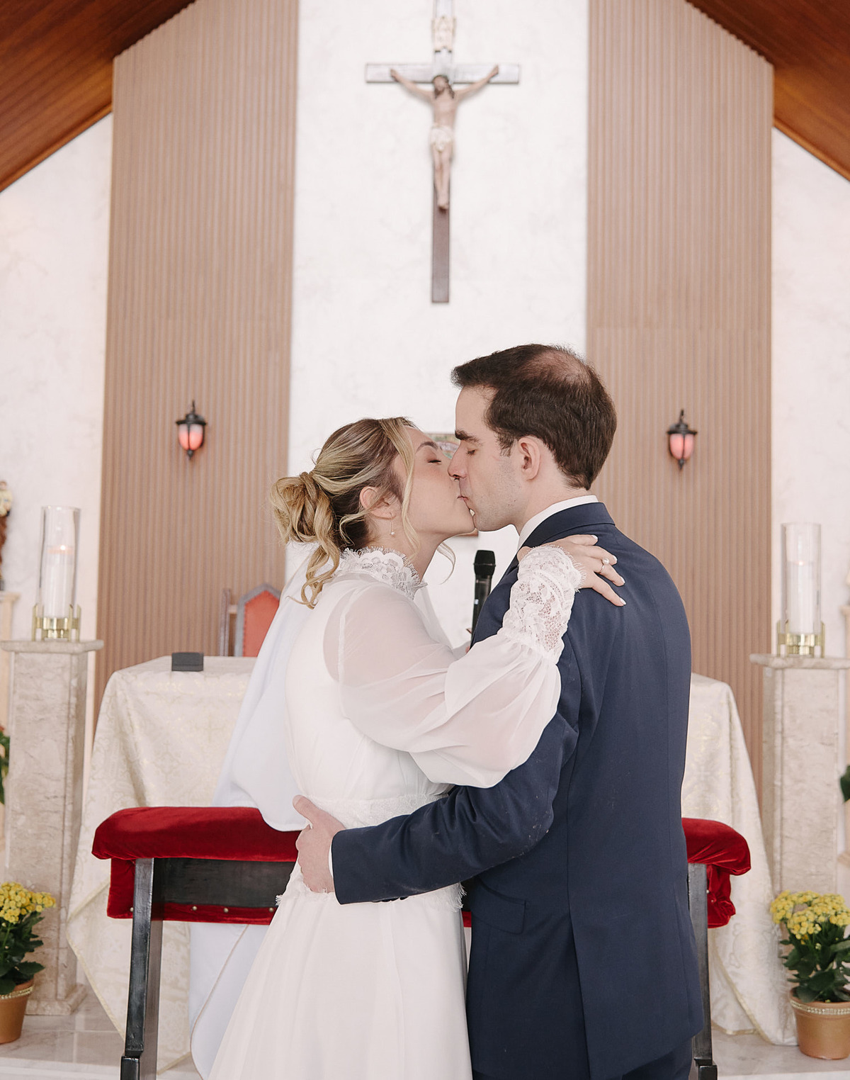 Bênção e Consagração em São José dos Campos. A solenidade do momento com o sacerdote. Fotógrafo de casamento em SJC com foco na cerimônia religiosa e na fé.