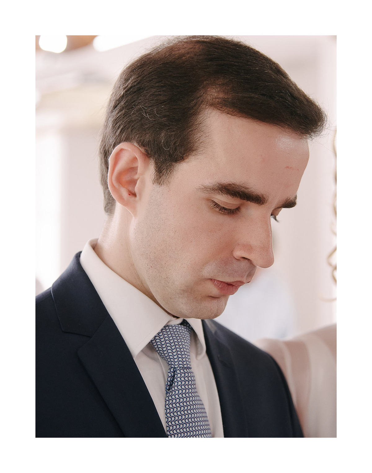 O Olhar de Emoção do Noivo em SJC. Um momento de verdade e sentimento. Nosso fotógrafo de casamento em SJC eterniza a sensibilidade do casal.