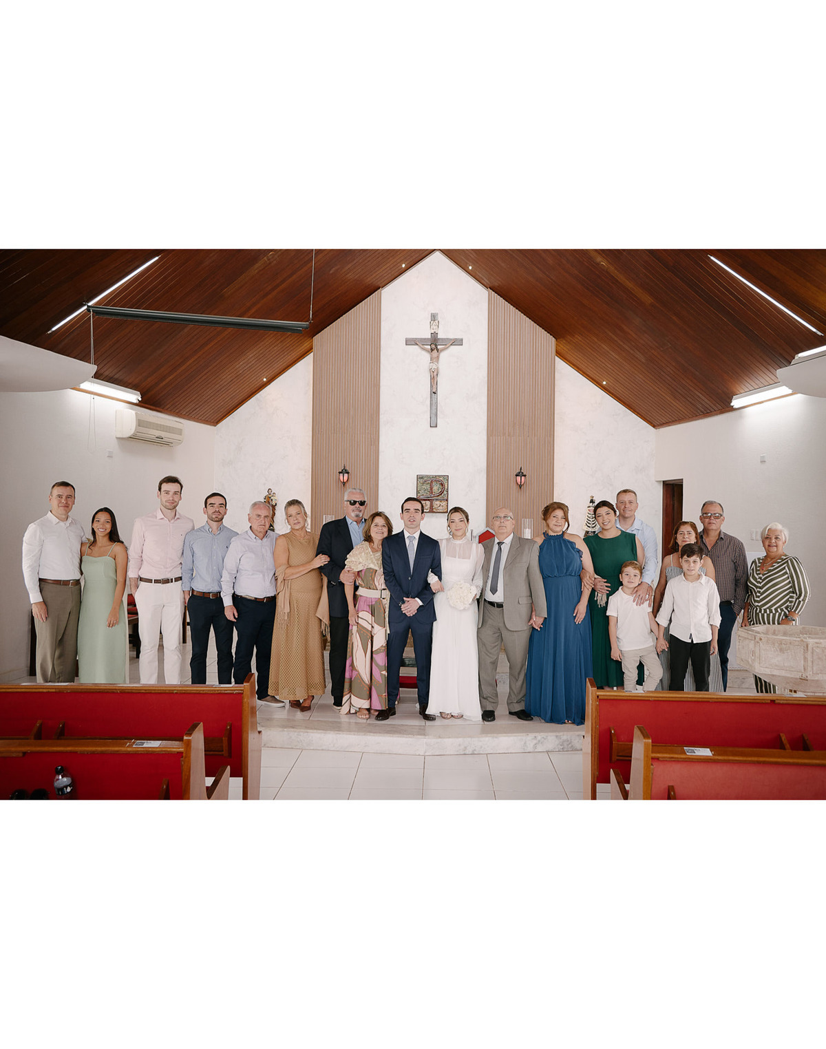 Saída da Igreja em SJC: Chuva de Arroz! A festa começando com alegria e tradição. Fotógrafo de casamento em São José dos Campos que capta a felicidade espontânea.