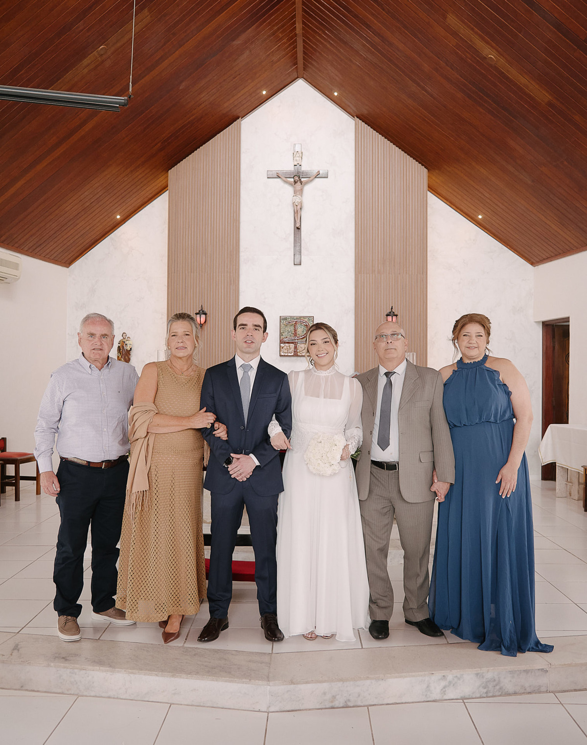 Igreja Nossa Senhora de Loreto, SJC. Casamento em São José dos Campos: retrato do casal com a arquitetura da igreja. Seu fotógrafo em SJC para fotos memoráveis.