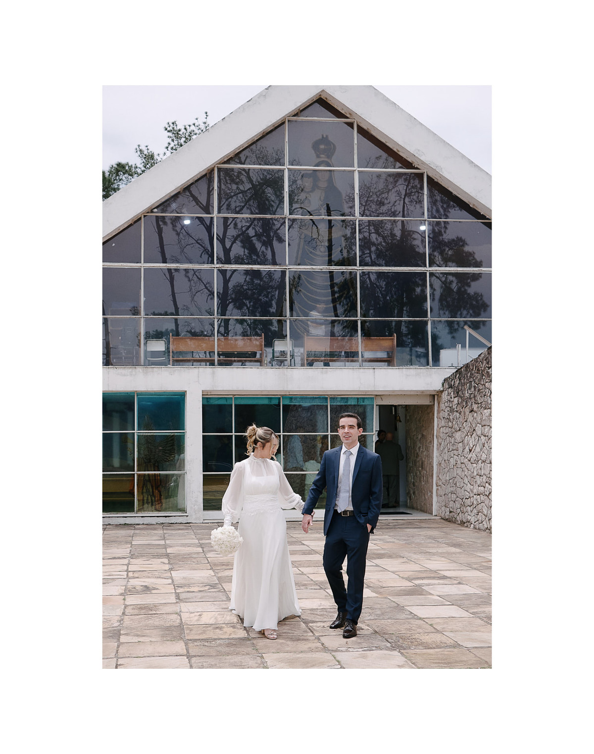 Ensaio de Casal em SJC: Amor em Meio à Natureza. A beleza e a serenidade dos noivos no paisagismo. Fotógrafo de casamento em São José dos Campos: capturando o romance em cada cenário.