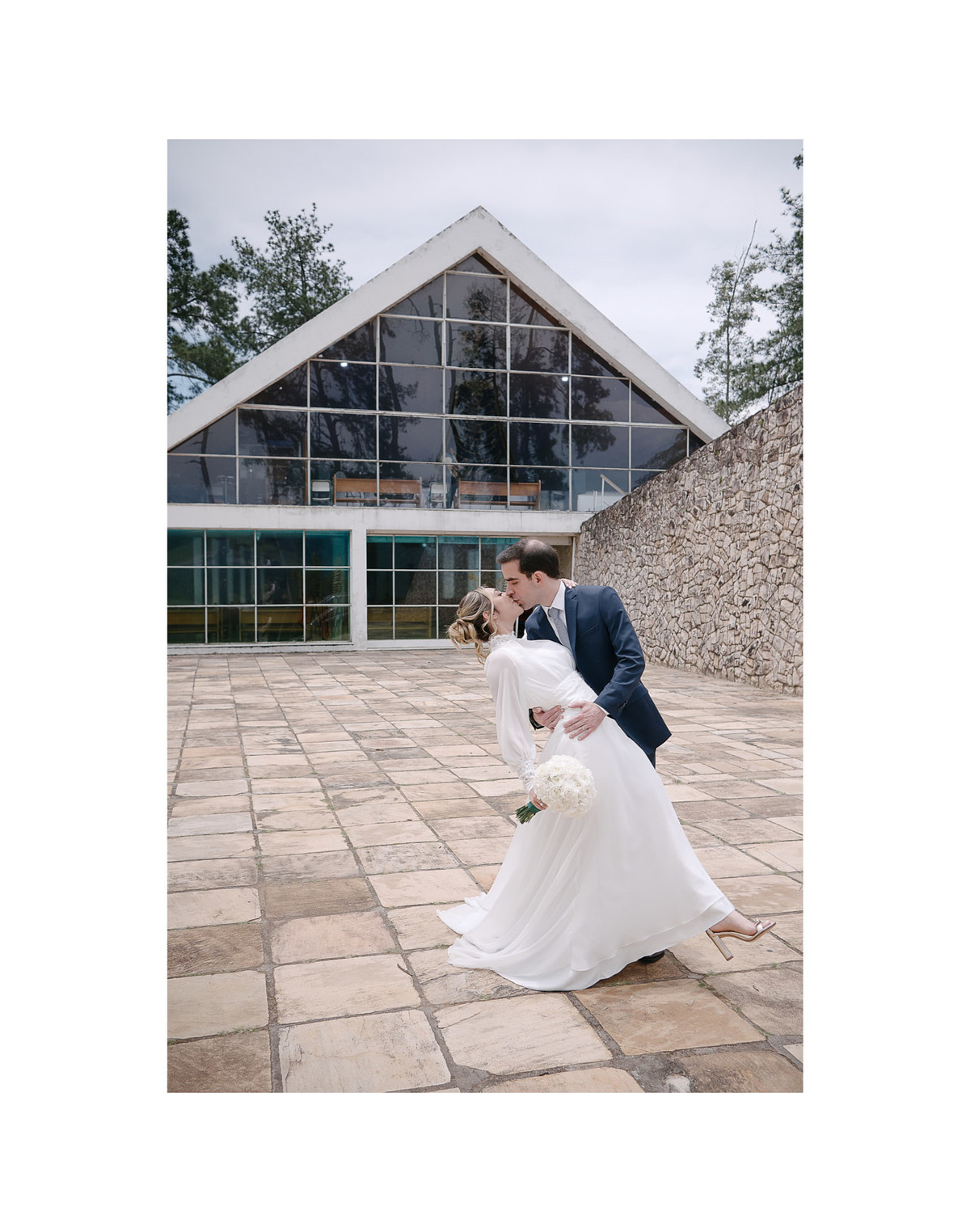 Sessão de Fotos em SJC: Casamento com Natureza. A leveza e o contraste do casal com a paisagem natural. Fotógrafo de casamento em São José dos Campos para quem ama o ar livre e a luz natural.