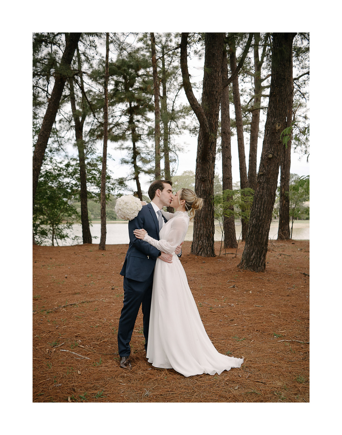 Caminhada Romântica em SJC. O casal iniciando a vida juntos. Fotografia de casamento em São José dos Campos que registra a conexão e os primeiros passos de uma história.