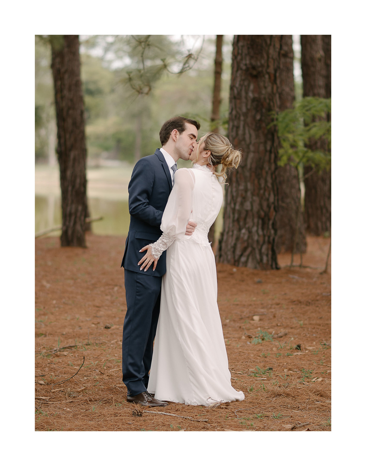 Close do Casal: A Força do Amor em São José dos Campos. A intensidade de um olhar e a segurança de um abraço. Fotógrafo de casamento em SJC: registrando o sentimento em cada clique.